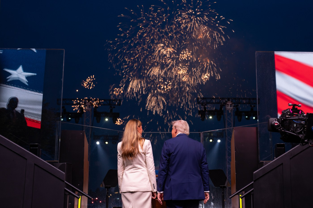 14 iunie 2025, Washington, District of Columbia, SUA: Președintele DONALD TRUMP și Prima Doamnă MELANIA TRUMP participă la marea paradă și celebrare a celei de-a 250-a aniversări a Armatei SUA în Washington. Foto: Profimedia