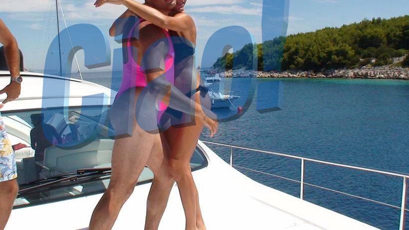 Un celebru milionar are un secret…. “murdar”! A fost pozat pe iaht, machiat, purtand costumul de baie roz al sotiei!