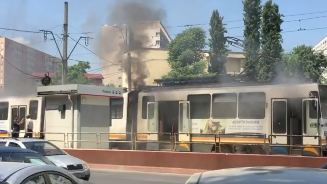 Incendiu grav în București. Un tramvai a luat foc în intersecție la Dristor