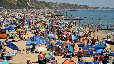 Plajele din Marea Britanie au fost luate cu asalt! Oamenii par că au uitat de amenințarea virusului care a făcut numeroase victime