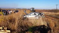 Accident feroviar la Piatra-Olt. Maşina în care se aflau doi tineri a fost lovită de tren