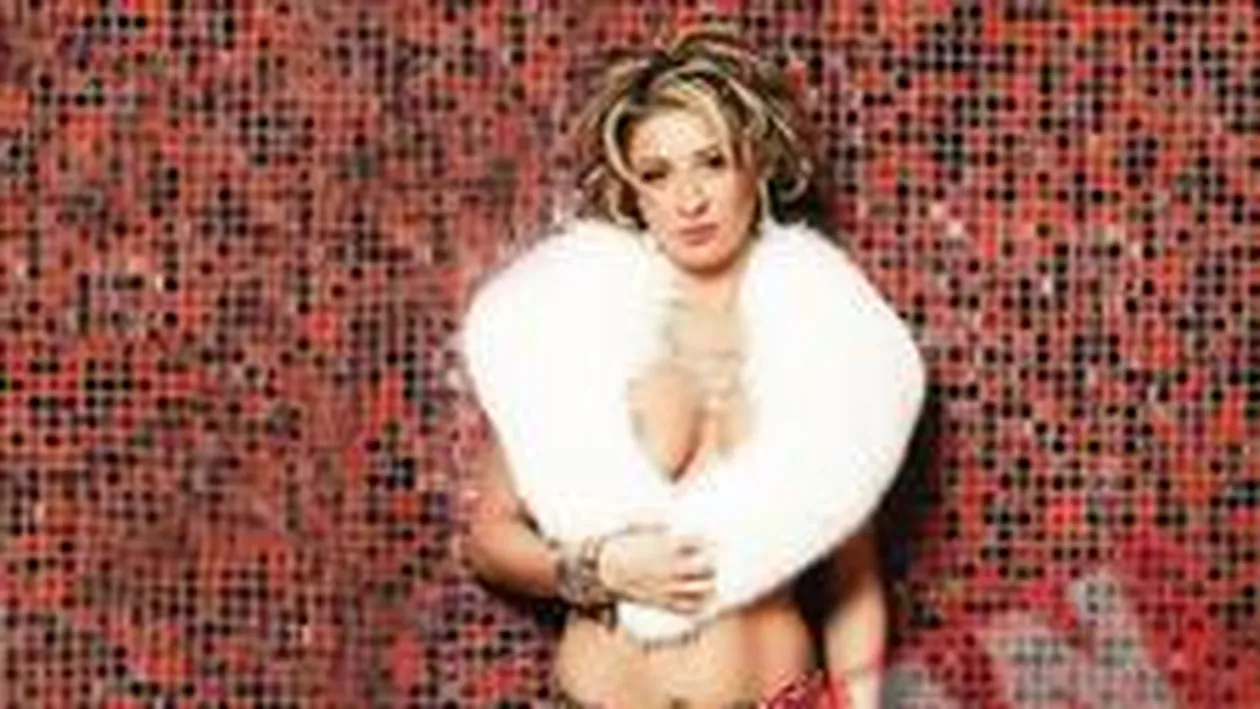 Ana Maria Prodan, cucerita cu cadouri de Reghecampf