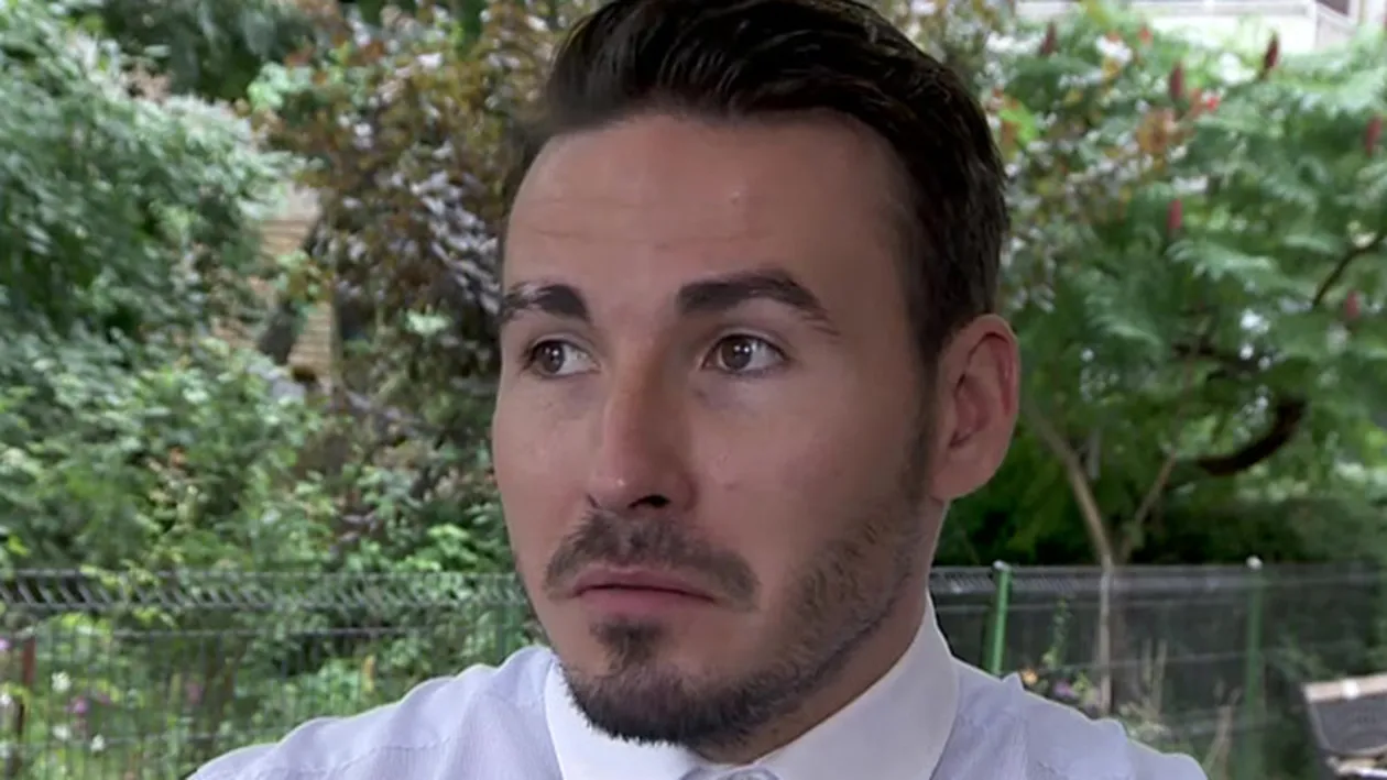 Cum a fost fotografiat Adrian Cristea seara trecuta! Reactia unui tanar: Daca ai juca fotbal dupa cum te imbraci...