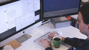 Cum a ajuns munca la stat un lux pentru români. Unii angajați cer sporuri pentru „febra musculară” la degete din cauza tastaturii sau pentru statul pe scaun