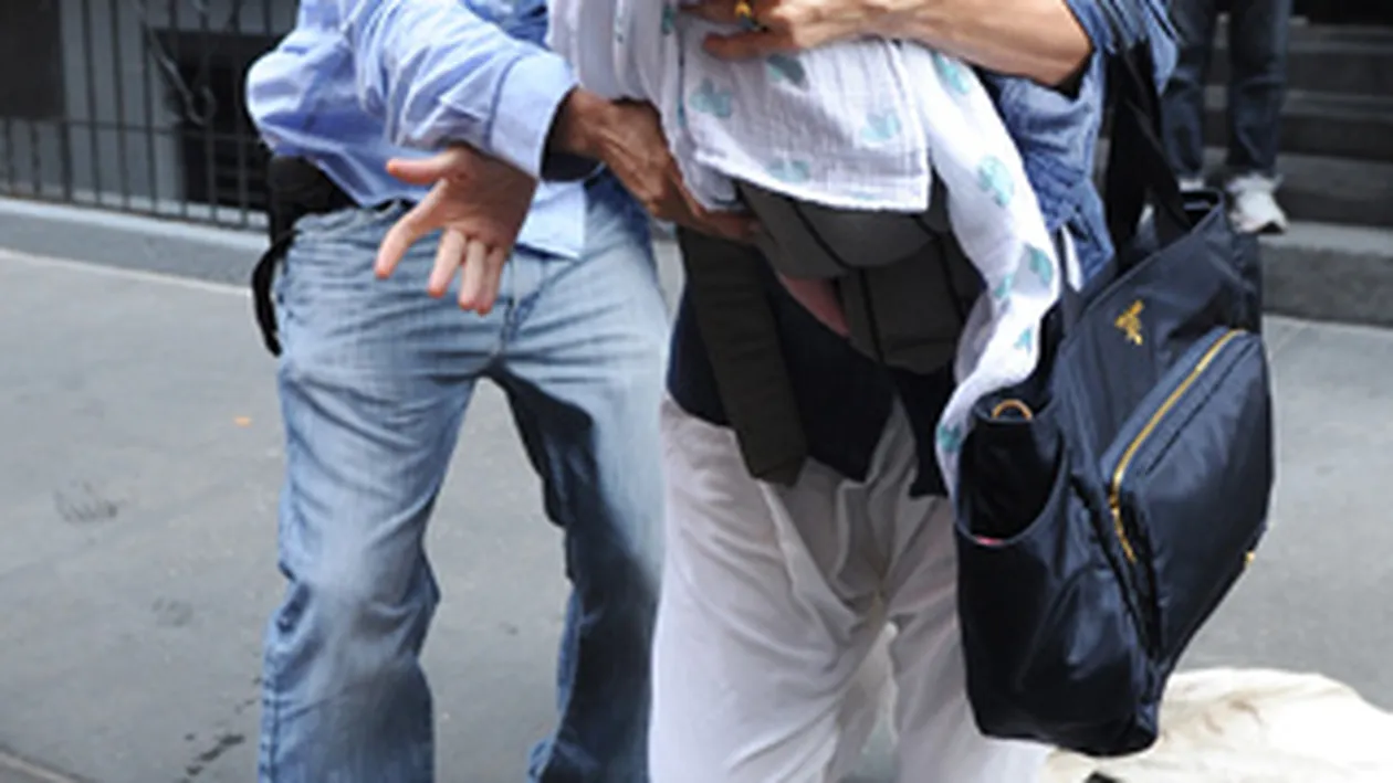 Momente de groaza pentru Uma Thurman! Era sa-si scape fetita nou-nascuta cu capul pe beton!