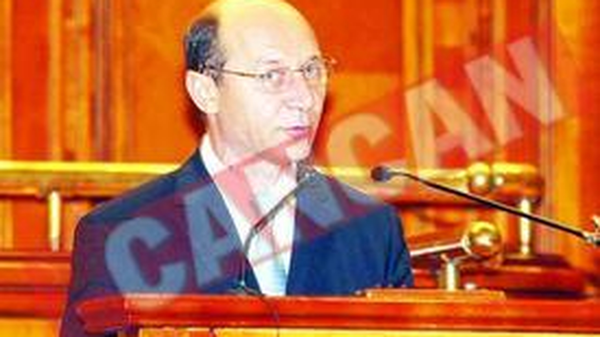 Basescu "rupe" tot pentru anticipate