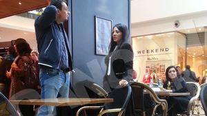 Daca vede Vanghelie, moare de ciuda! Dulce i-a vorbit, apoi s-a unduit… Oana Mizil, intalnire misterioasa cu un barbat, la mall!