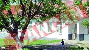 A cazut dulapul peste ea, la gradinita