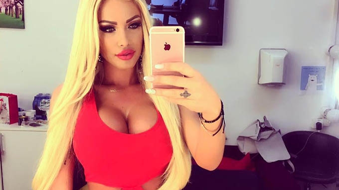 LOREDANA CHIVU, fotografiată în ipostaze incendiare! Când s-a aşezat, i s-a văzut...