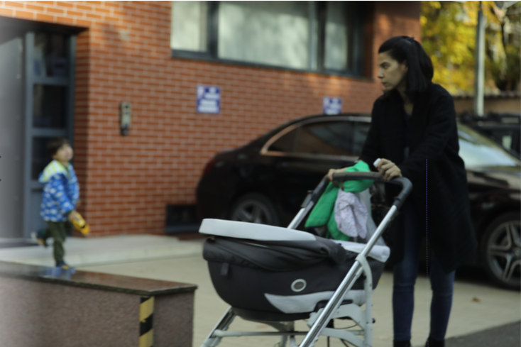 Irina Mohora împinge căruciorul unde se află Zara Elena, dar e cu ochii și după Zian