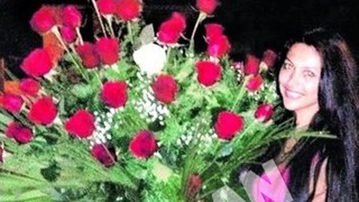 Bianca Jurca a primit un buchet-surpriza de la Catalin Cazacu. I-a strecurat inelul de logodna intr-un trandafir!