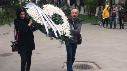 Andreea Tonciu a venit cu o coroană impresionantă la capela unde este depusă Ionela Prodan