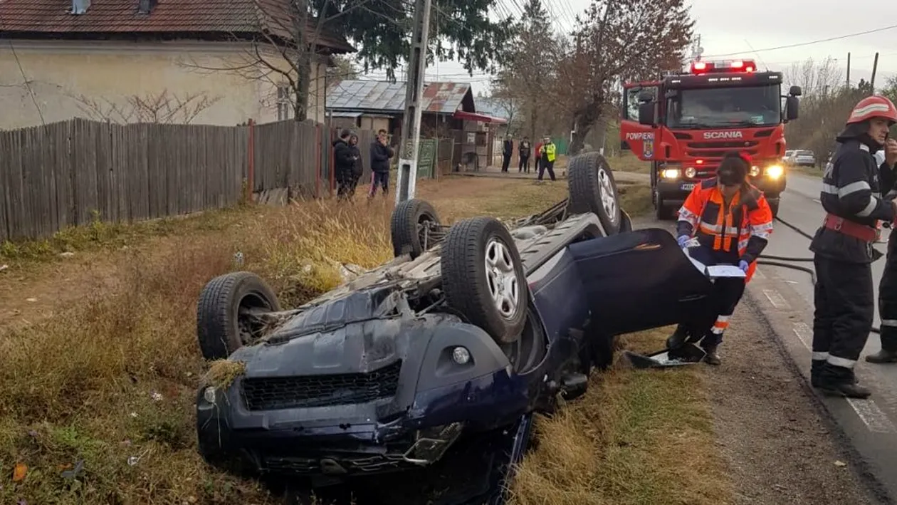Politician implicat într-un accident spectaculos, în Dâmbovița. Mașina în care se afla s-a răsturnat în șanț