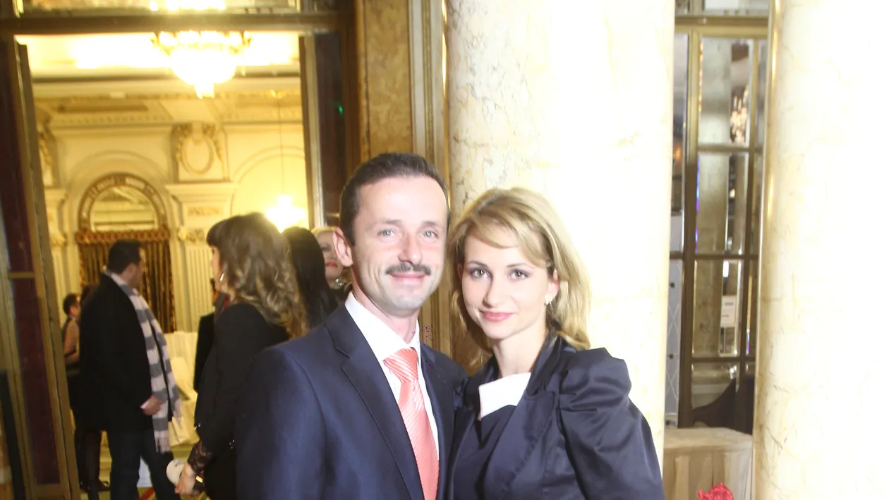 Mici, mici, dar valorosi! El are 1.63 m si ea 1,53. Vezi care este cel mai scund cuplu din showbiz