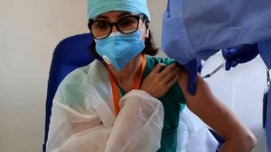 Ce s-a întâmplat cu soția lui Lucian Mândruță după ce s-a vaccinat anti-COVID + Reacția haioasă a jurnalistului
