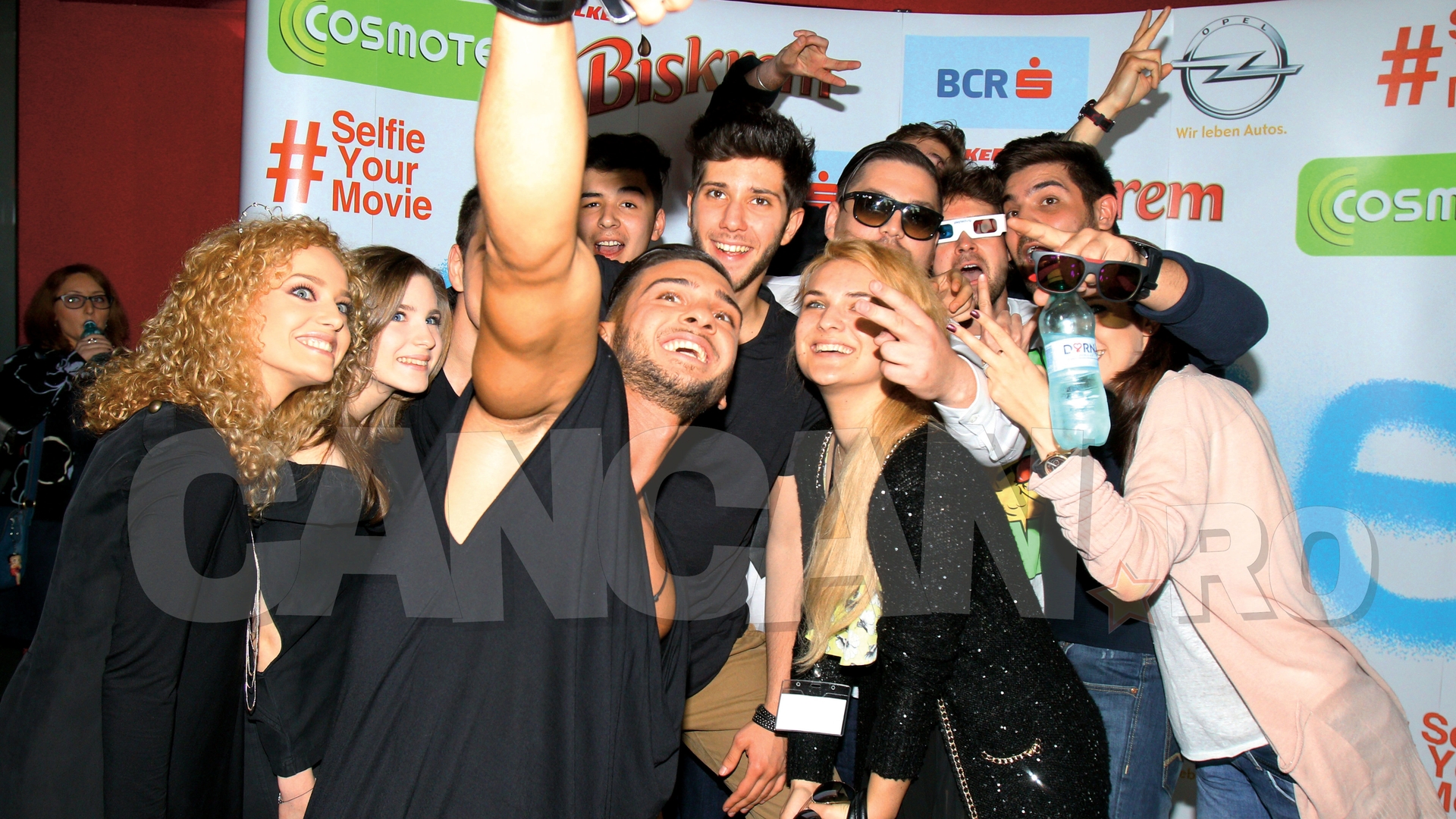 Ipostaze neobişnuite în care se află vedetele. I-am fotografiat când îşi făceau selfie!