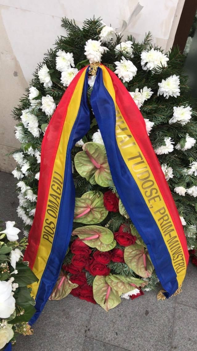 Coroana trimisă de premierul Mihai Tudose