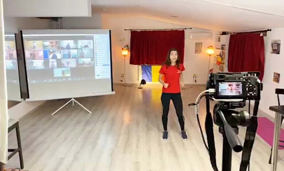 De la distanță, Ana îi învață pe copii să danseze