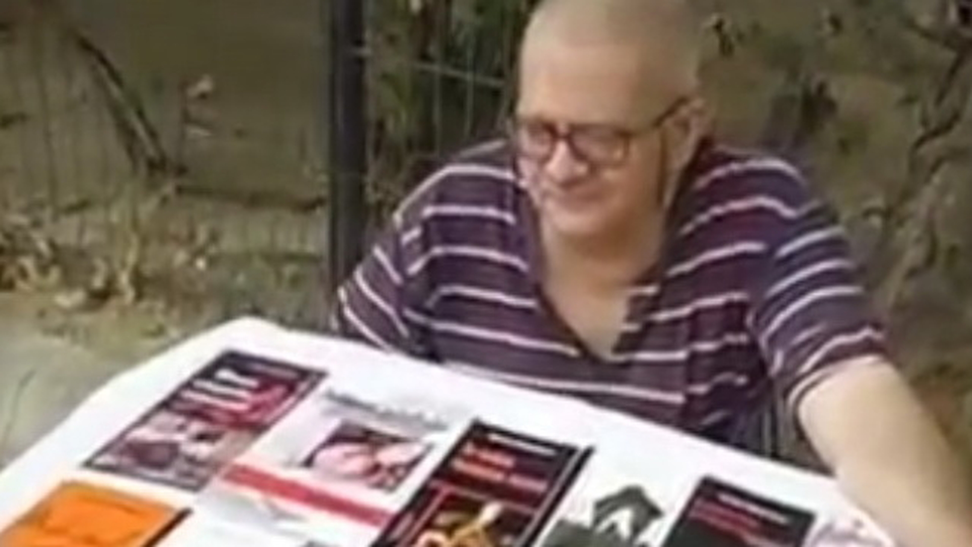 Ce destin tragic! Un scriitor de romane erotice a ajuns sa faca ASTA in fata blocului!