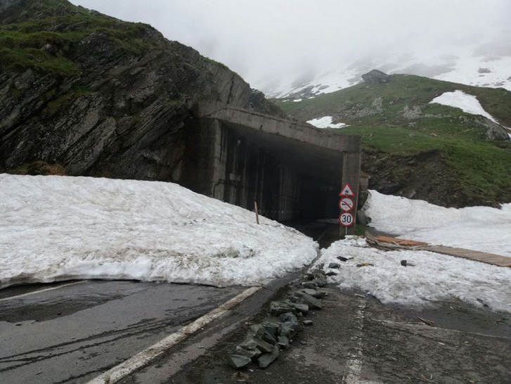 Zăpadă „cât casa” pe Transfăgărășan! Drumul este închis
