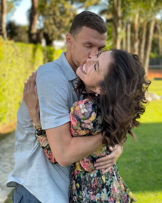 Ce „bombă-sexy” are Edin Dzeko! Soția starului de la Inter și reprezentativa Bosniei-Herțegovina este TOP | GALERIE FOTO