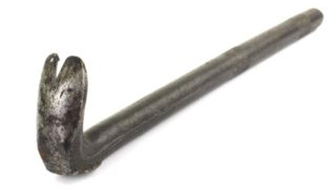 VIDEO O femeie din Bacau si-a lovit sotul cu o ranga in cap pana l-a lasat lat!