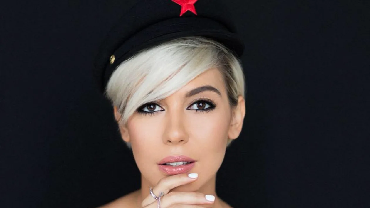 Sore a trecut printr-o sarcină, dar are o siluetă de vis! Cum arată artista în costum de baie