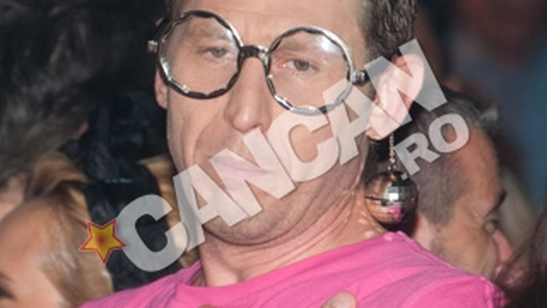 Harry, Harry Potter! Afla ce vedeta celebra de la noi este fanul numarul 1 al micului magician! S-a deghizat la fel ca el si ai spune ca sunt frati!