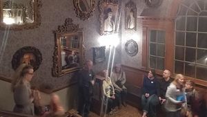 Si-au facut o poza imediat ce s-au cazat la hotel. Abia acasa au vazut cine apare cu ei in imagine si au inghetat de spaima