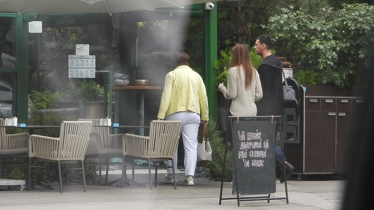Zed, Alina Maria Rugină și mama ei intră în restaurant/ Sursă foto - CANCAN.RO