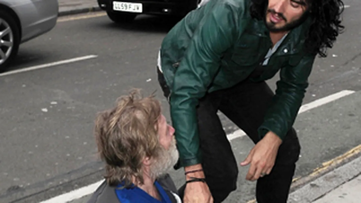 Ce face Russell Brand cand e blocat in trafic! Se milostiveste de cersetori