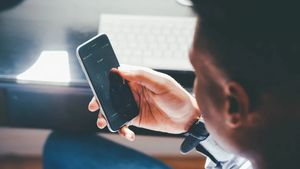 Cum a fost un bărbat păcălit de o tânără pe Facebook: "Aveți grija oameni buni cu astfel de specimene!!"