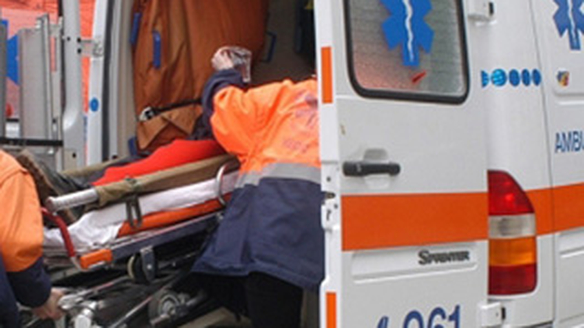 Pitesti: Cinci tineri, la spital dupa ce masina in care erau s-a rasturnat si a cazut intr-o vale