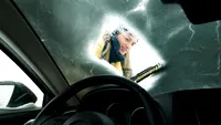 Cum eviți înghețarea parbrizului la mașină. Trucurile la care apelează specialiștii