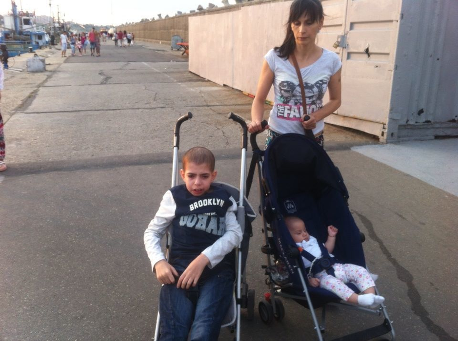 Denis, împreună cu sora lui, la plimbare