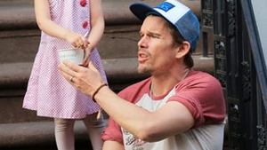 Ia uite ce grija are micuta de tati! Ethan Hawke e hranit de fetita lui!