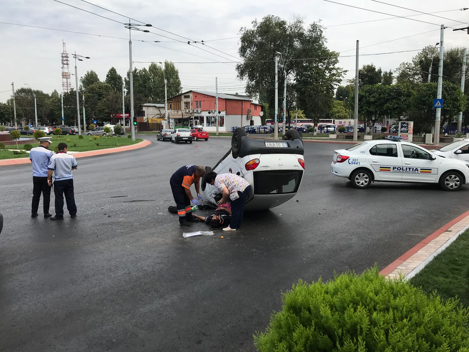 Accident grav în Berceni! O mașină a ajuns cu roțile în sus! Pompierii și ambulanța au intervenit rapid