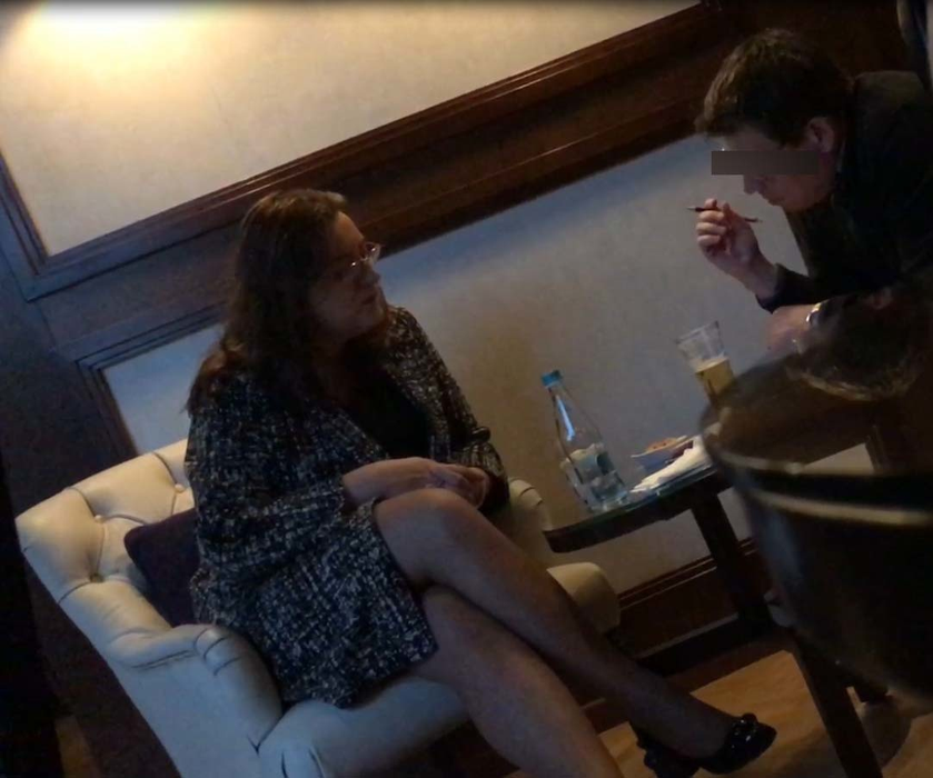 Raluca Ţintoiu s-a întâlnit la Hotelul Radisson cu un angajat englez al companiei NN