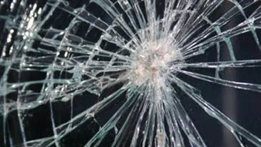 Un tanar a spart cu capul usa unui magazin, de unde a furat patru pachete cu tigari