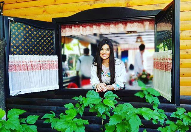 Paula Seling și soțul ei au devenit nași pentru un cuplu cunoscut. Artista și mireasa au strălucit în costume populare