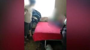 Episod șocant! Un copil de 4 ani, snopit în bătaie de propria mamă. VIDEO