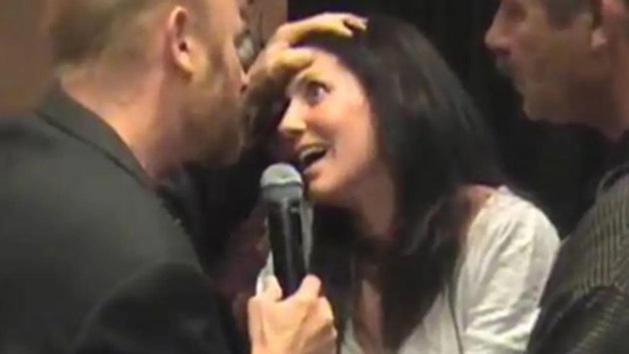 VIDEO TULBURATOR! Vezi aici o slujba de exorcizare mai ceva ca-n filmele de groaza!