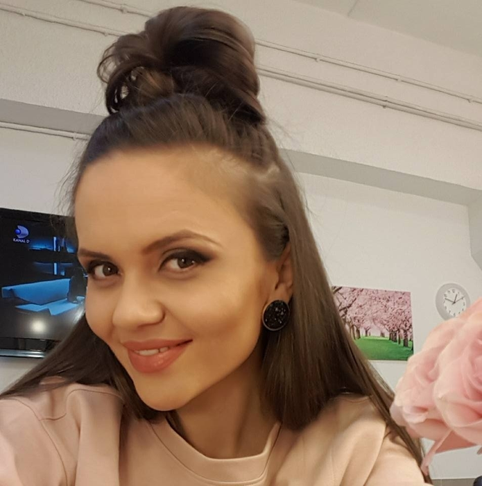 CRISTINA ŞIŞCANU s-a decis pe ultima sută de metri:,,Vreau să aduc fetiţa pe cale naturală!‘’
