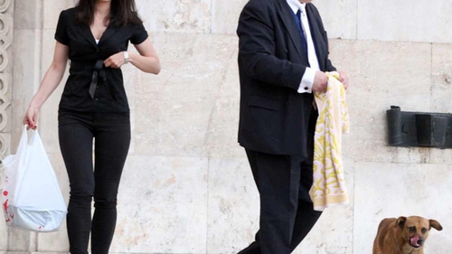 Corneliu Vadim Tudor si-a luat asistenta sexy, dar nu ca sa ii bucure privirea! Vezi ce a pus-o sa faca