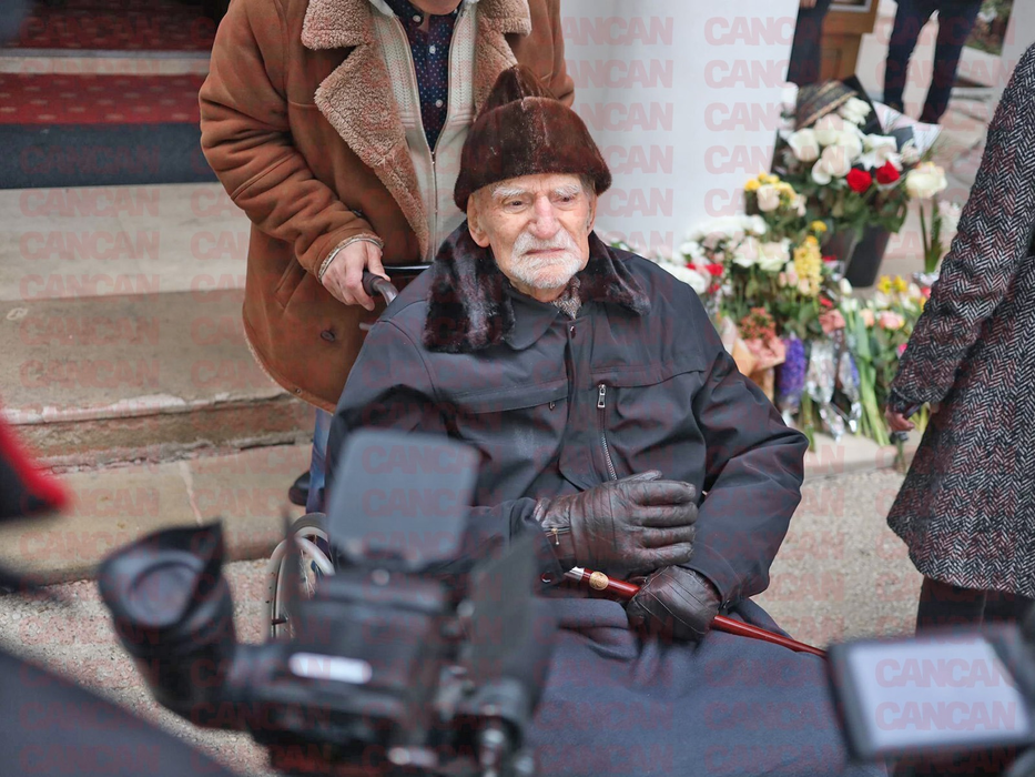 Omul de știință Bălăceanu Stolnici a stat de dimineață, lângă căpătâiul sicriului / Foto: CANCAN.RO