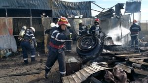 VIDEO. Incendiu puternic într-o parcare de TIR-uri din Dâmbovița
