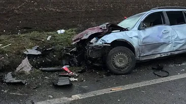 Accident terifiant la Pătrăuţi! O persoană a decedat după ce două maşini s-au ciocnit frontal. Imagini şocante