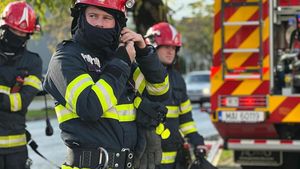 El este Sebastian, pompierul-erou care a salvat viața unui vecin în timpul său liber. Bărbatul căzuse într-o fântână