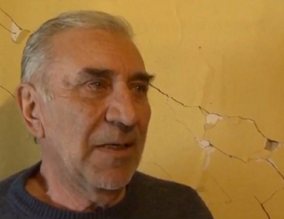 Cu lacrimi în ochi, un bătrân din Gorj povestește clipele de groază prin care a trecut după cutremurul de 5,7 grade: ”Vedeam cum se zguduie casa”