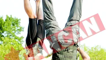 A stat cu capul in jos ca sa ii ia interviu lui Blaine